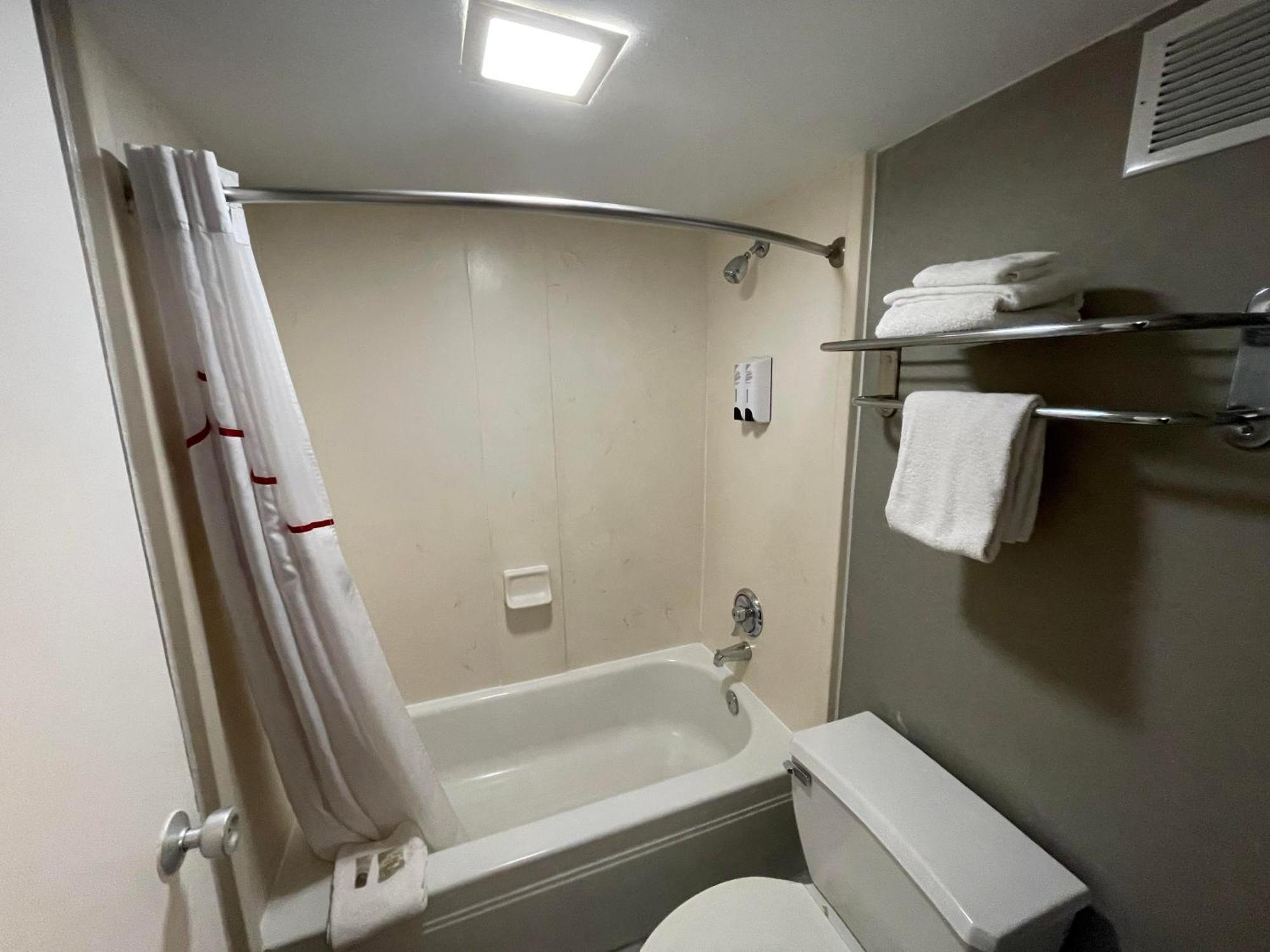 Red Roof Inn & Suites Dekalb Ngoại thất bức ảnh