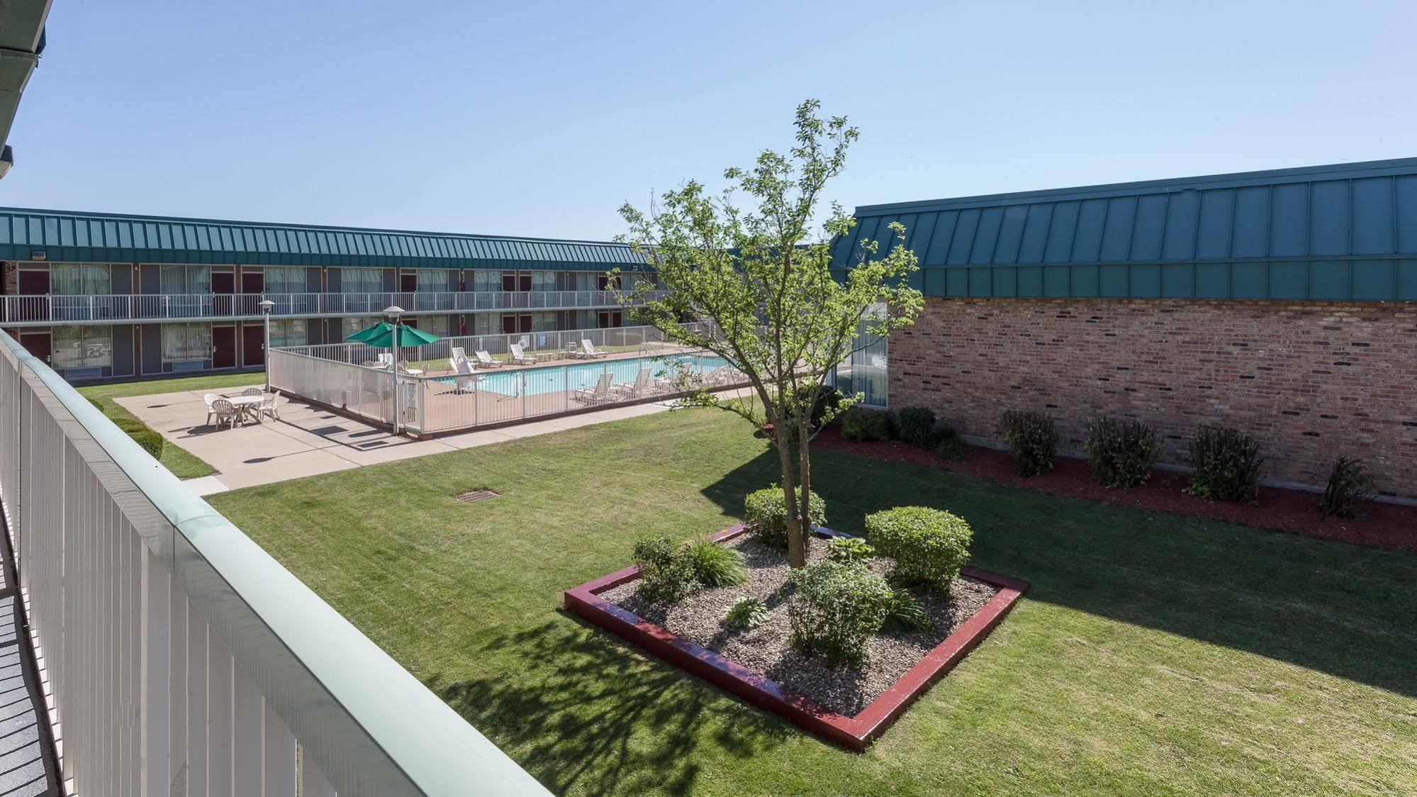 Red Roof Inn & Suites Dekalb Ngoại thất bức ảnh
