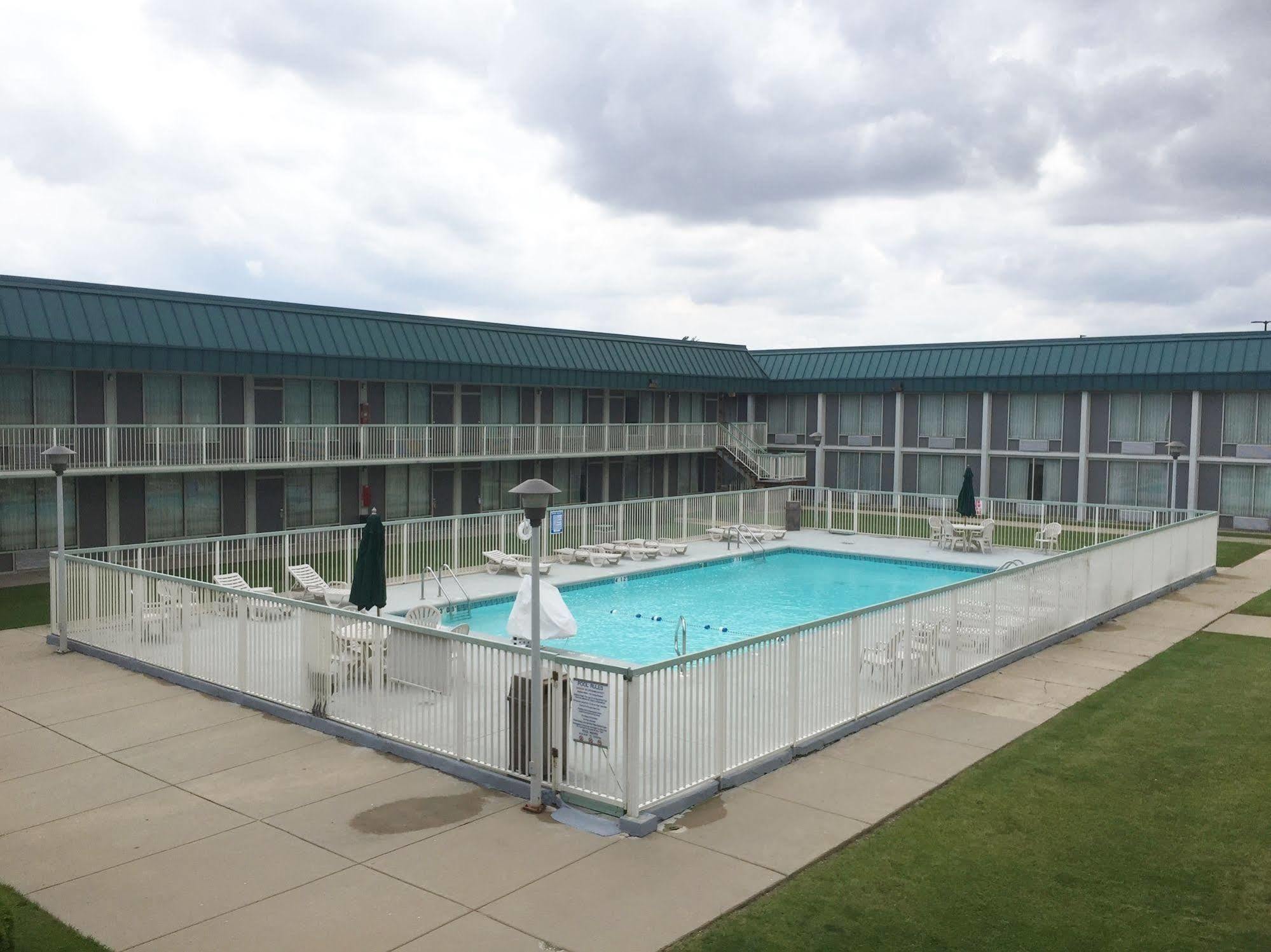 Red Roof Inn & Suites Dekalb Ngoại thất bức ảnh